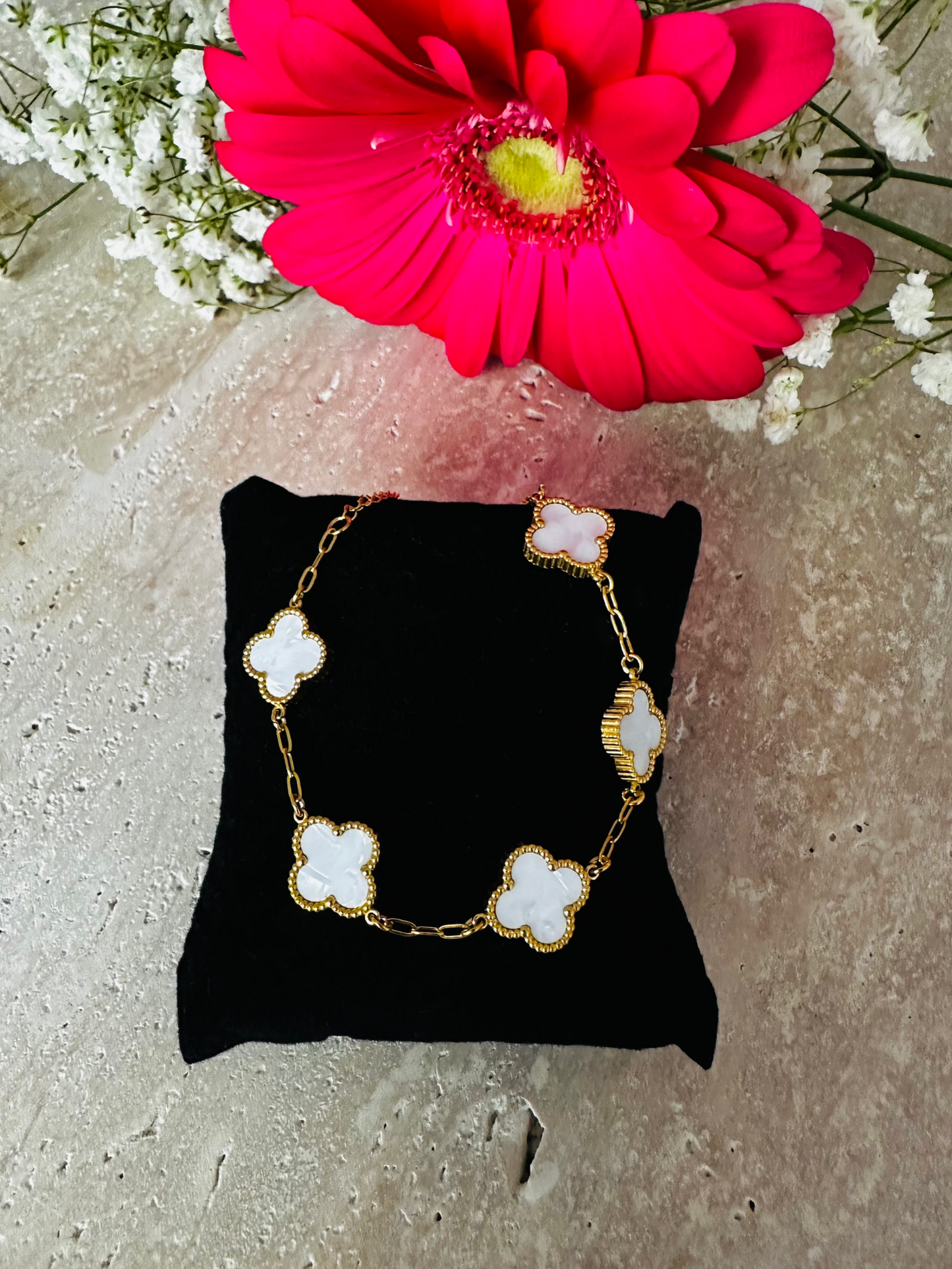 Bracelet Trèfle Blanc – Élégance Pure et Moderne