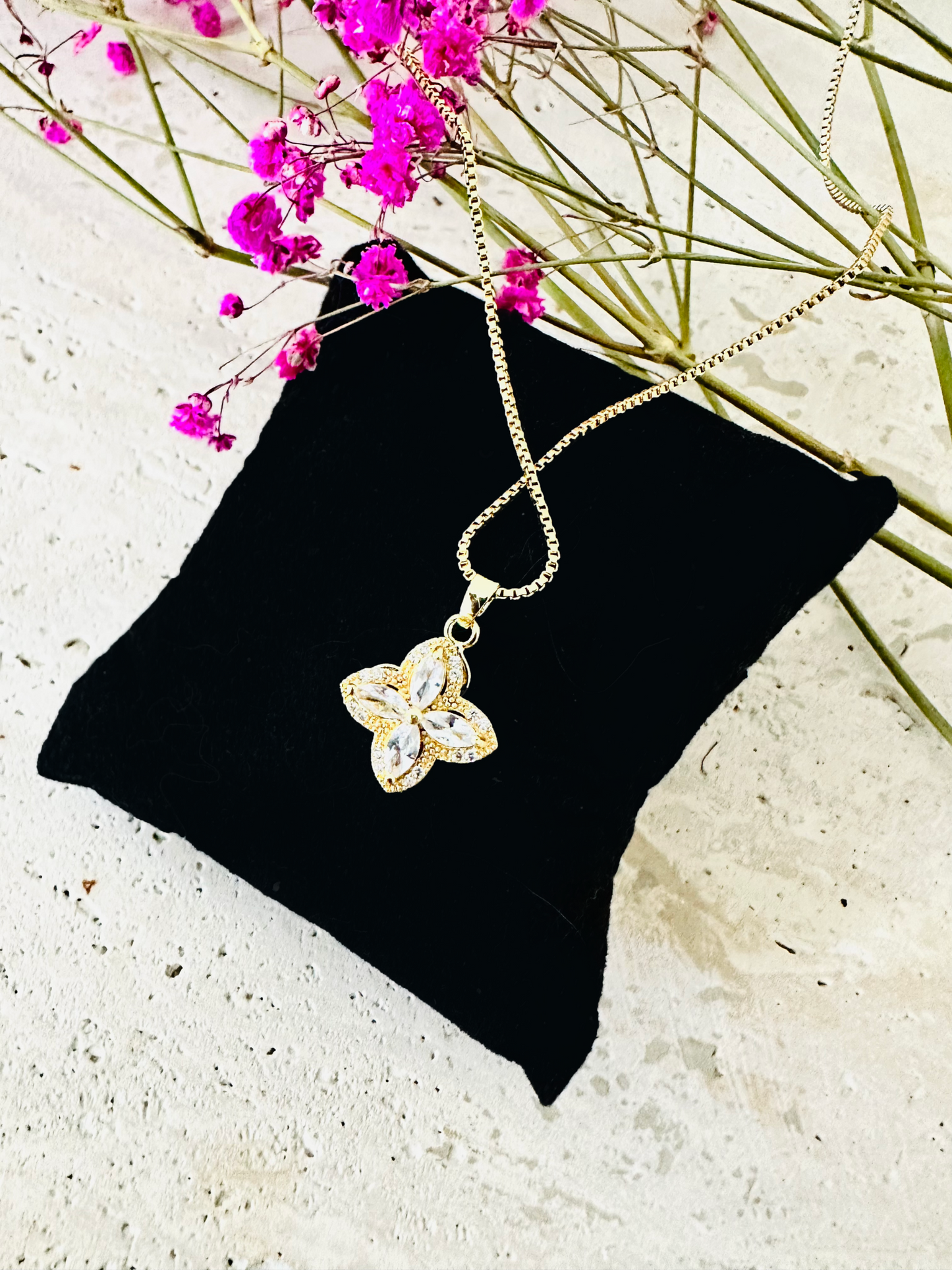 Collier Fleur Tournante en Zircon – Acier Titane Doré