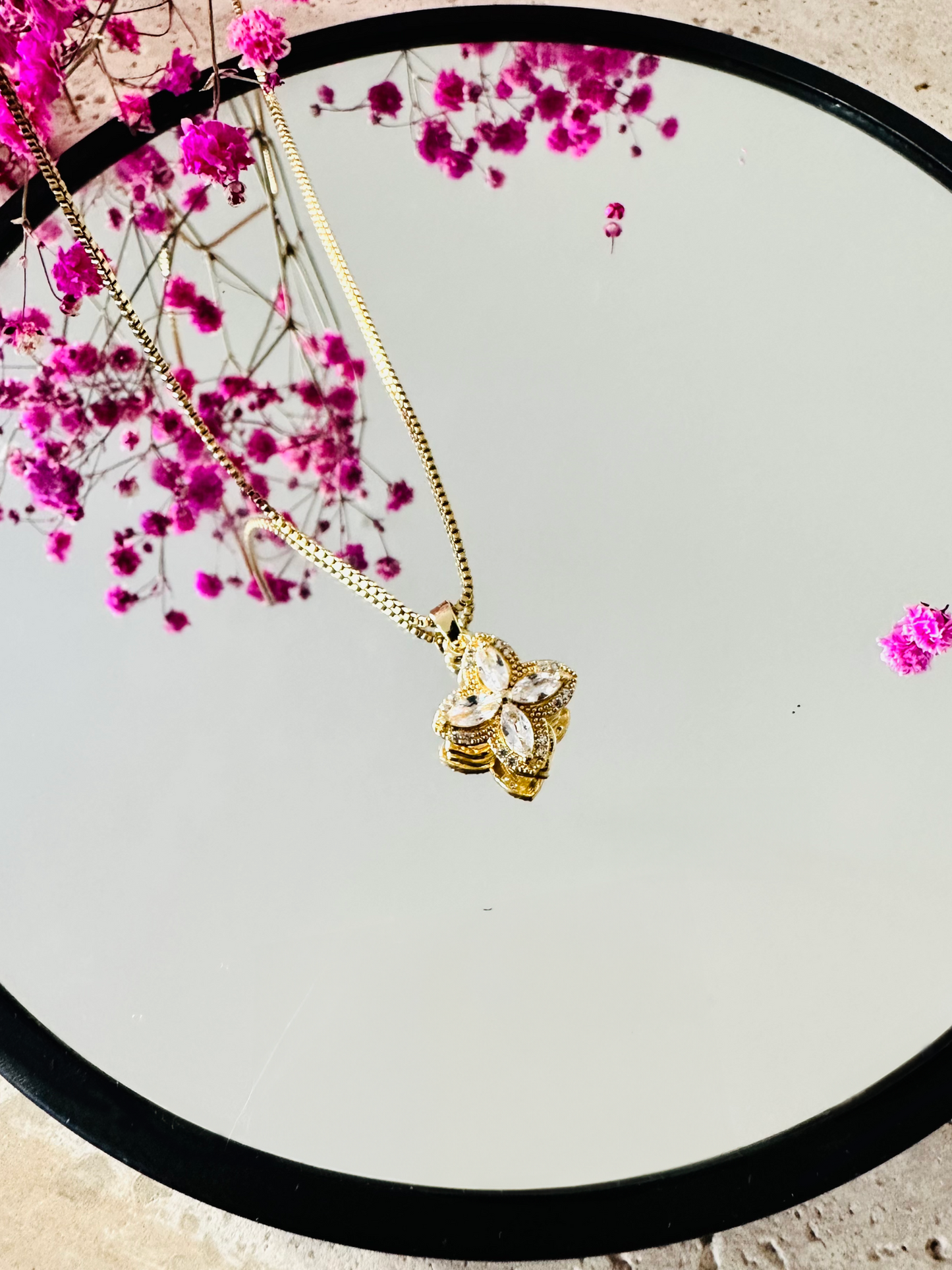 Collier Fleur Tournante en Zircon – Acier Titane Doré