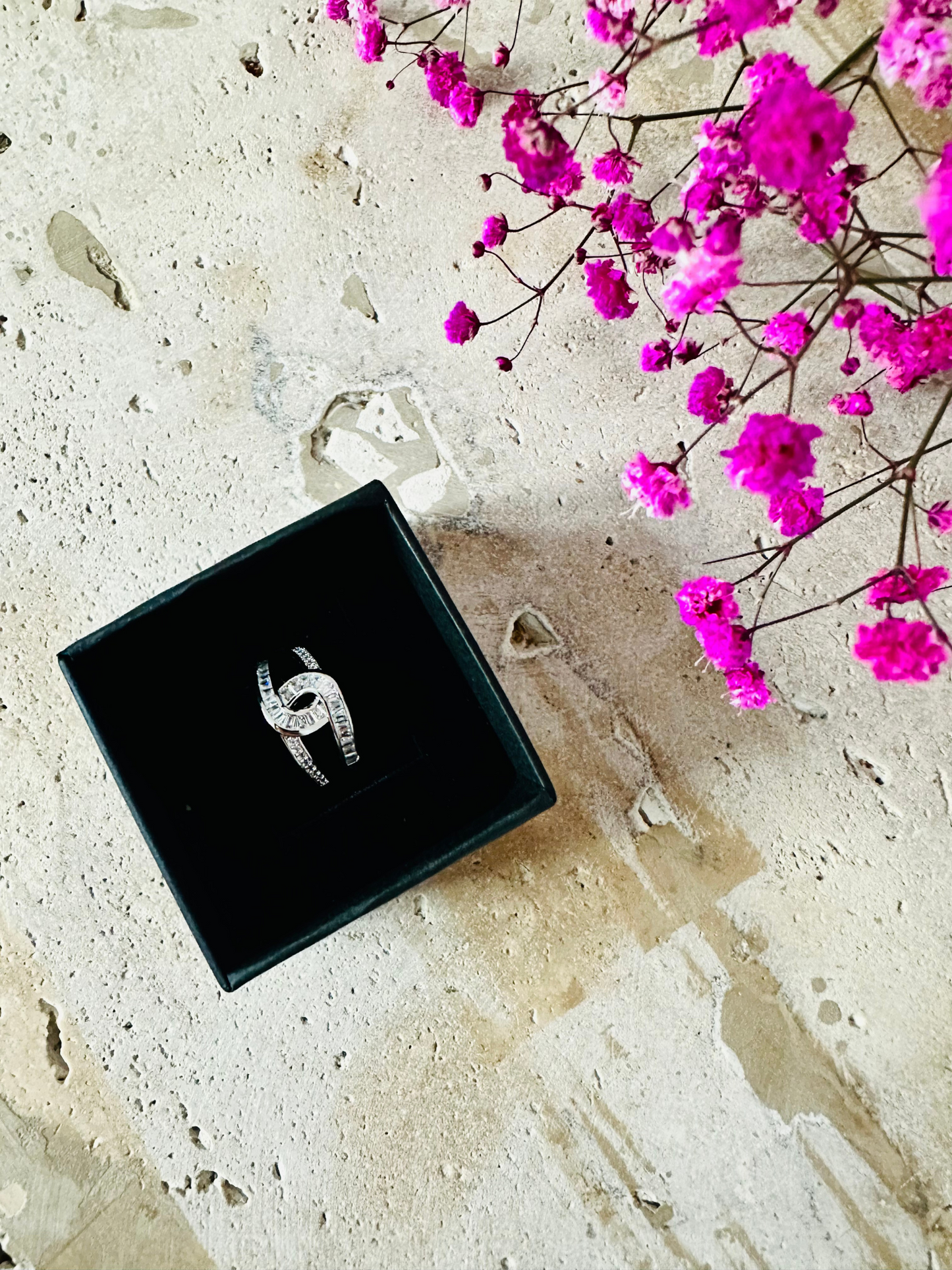 Bague entrelacée double rang dorée ou argentée – Imitation diamants taille baguette