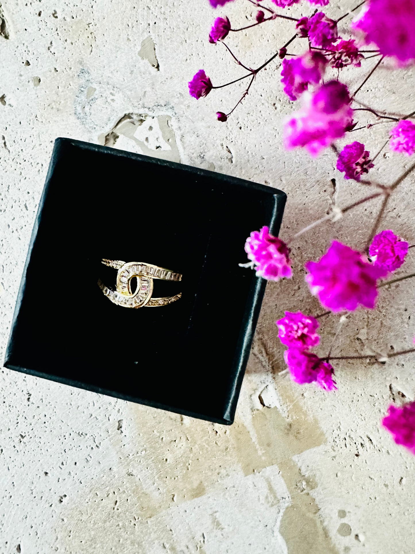 Bague entrelacée double rang dorée ou argentée – Imitation diamants taille baguette