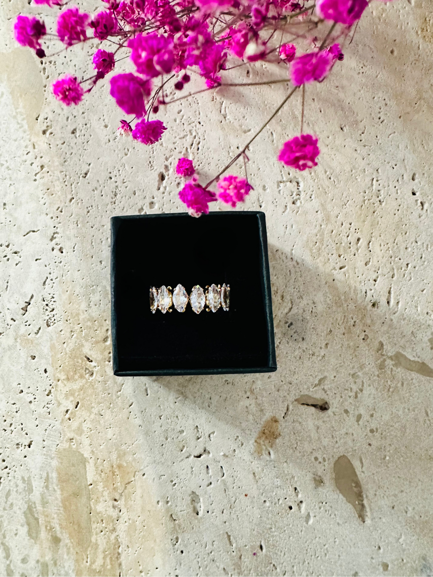 Bague ouverte en acier doré – Sertie de zircons marquise