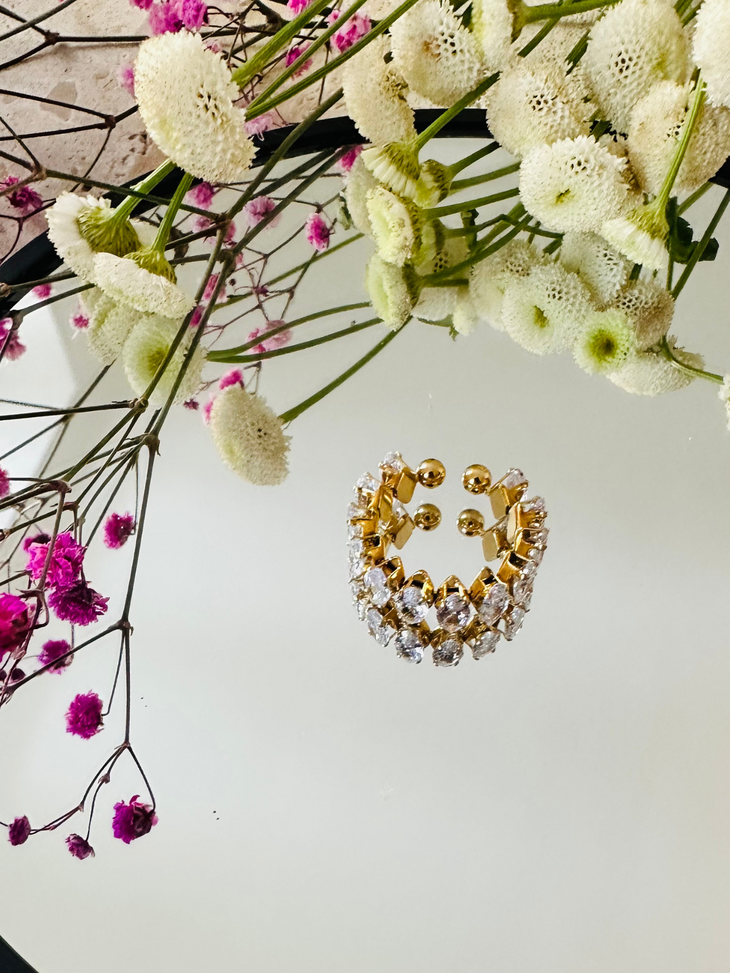 Bague ouverte en acier doré – Sertie de zircons marquise