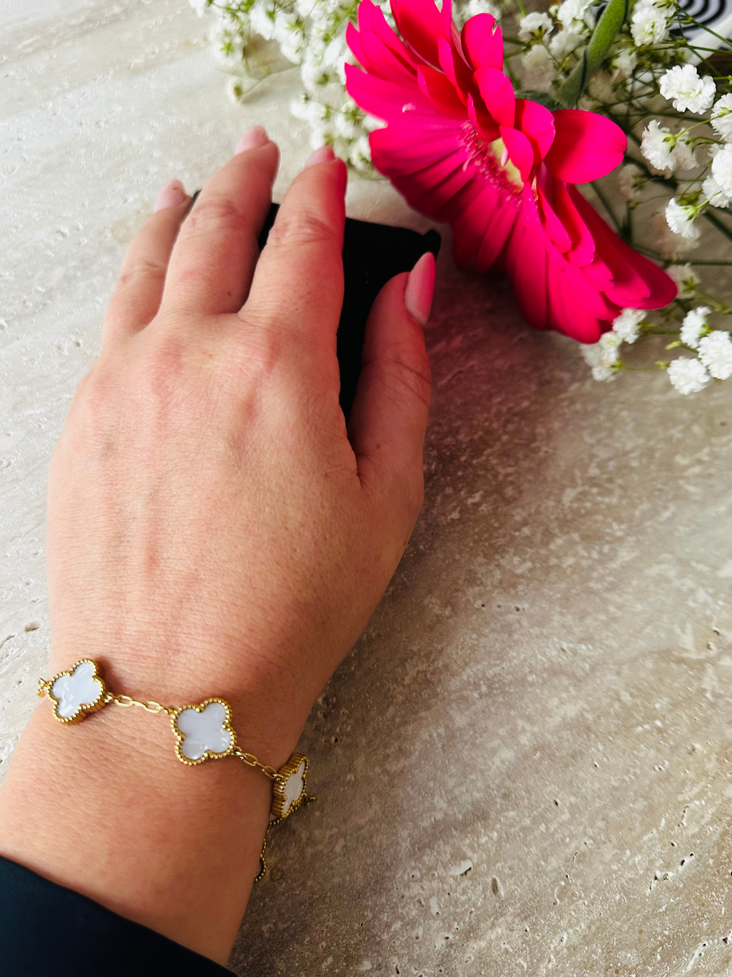 Bracelet Trèfle Blanc – Élégance Pure et Moderne