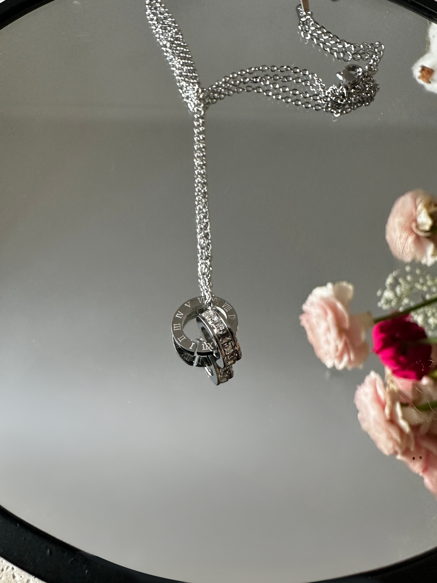 Pendentif Anneau Zircon & Chiffres Romains – Acier Inoxydable Argenté