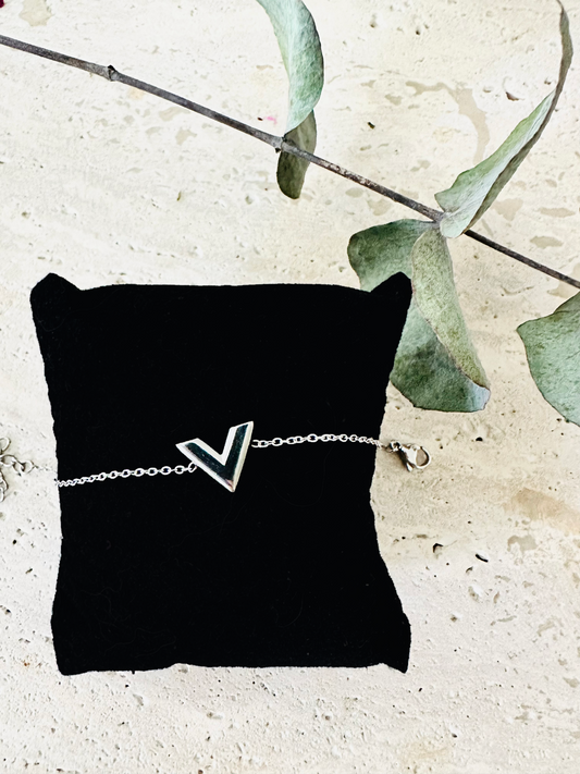 Bracelet lettre V en acier inoxydable – finition or ou argent