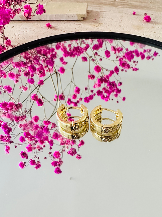 Créoles Cylindriques Dorées avec Détail Zircon | Boucles d’Oreilles Modernes et Graphiques