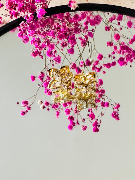 Boucles d’oreilles “Fleur Tournante” – Acier doré & zircons marquise